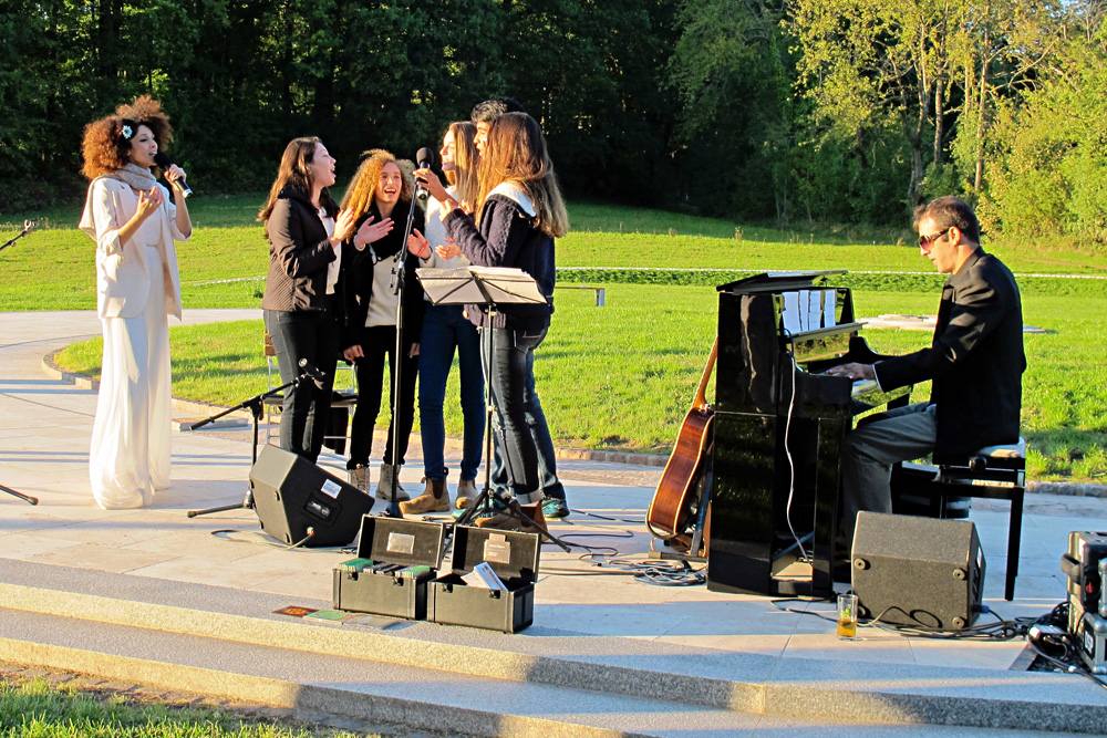 Dganit Daddo and students from Israel in the Friedensmal