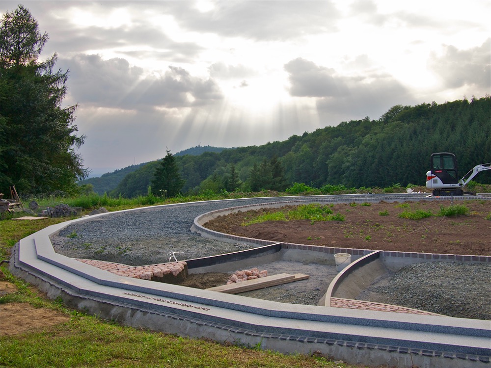 Beginning of the paving of the tree trunk