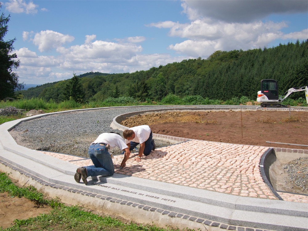 Pflasterung des Baumstamms ist fertig