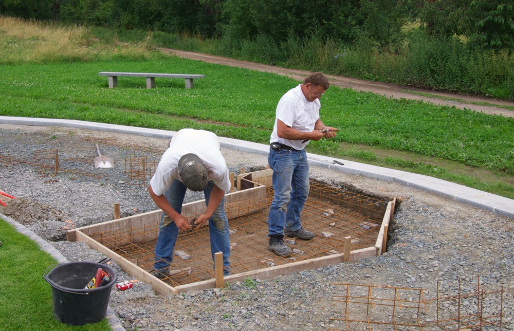 Bau von Fundament für Steine im Ring