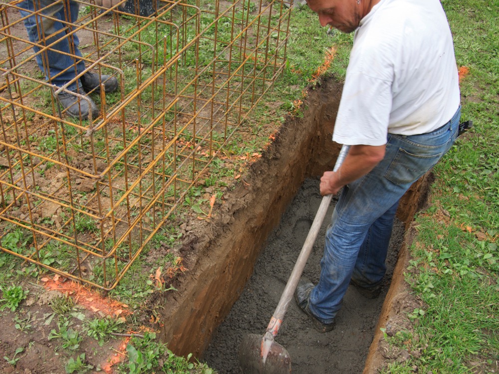 Grube für das Fundament des Grenzstein wird ausgehoben 