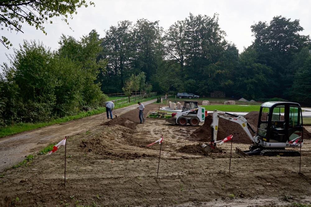 Vegetationsboden wird auf die Kontur des Engelsflügels aufgetragen