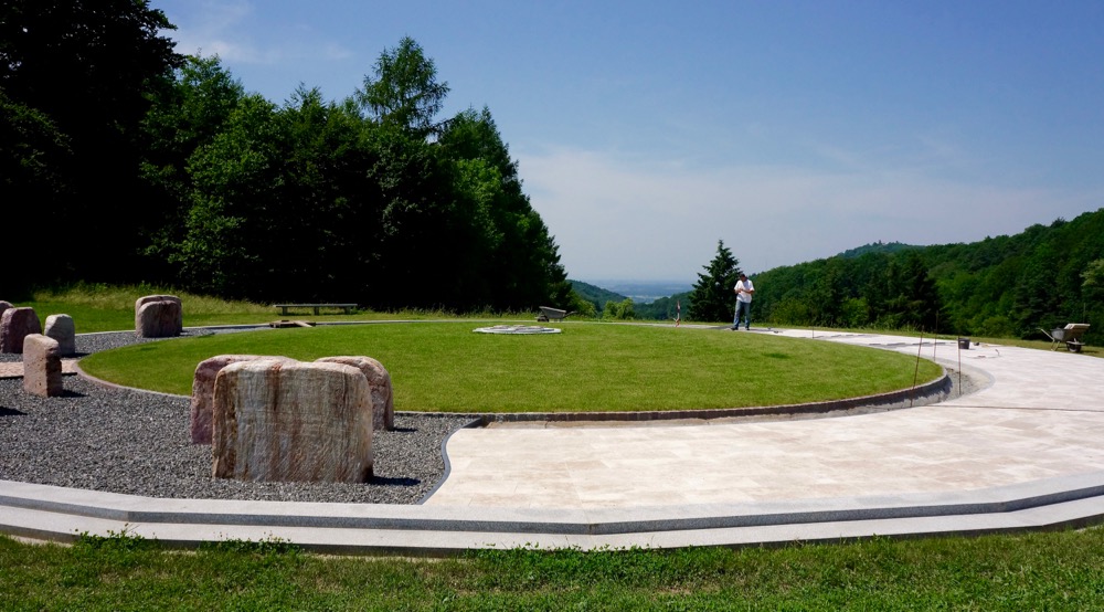 Die Tanzfläche im Denkmal ist fertig