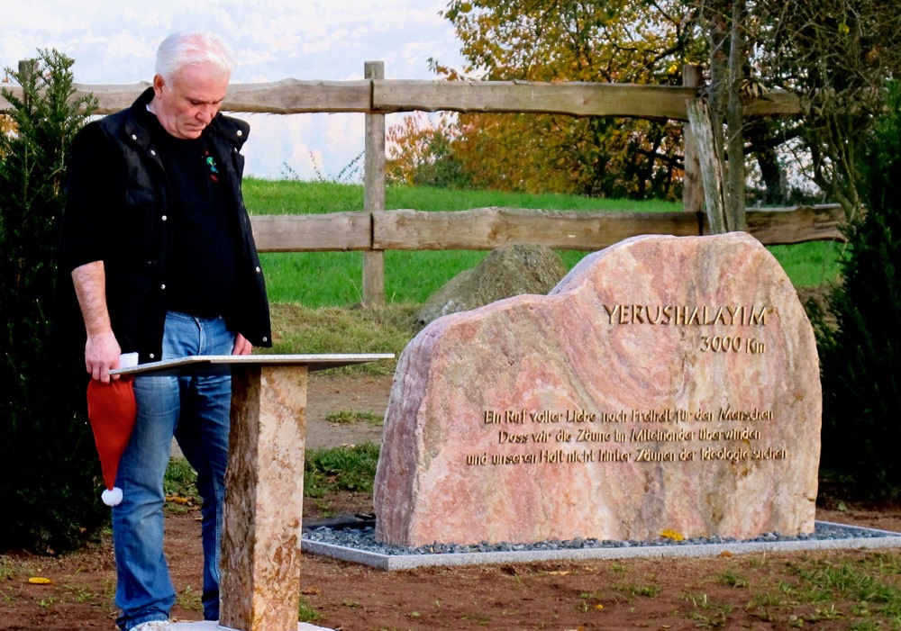 Stefan Wolf am Grenzstein