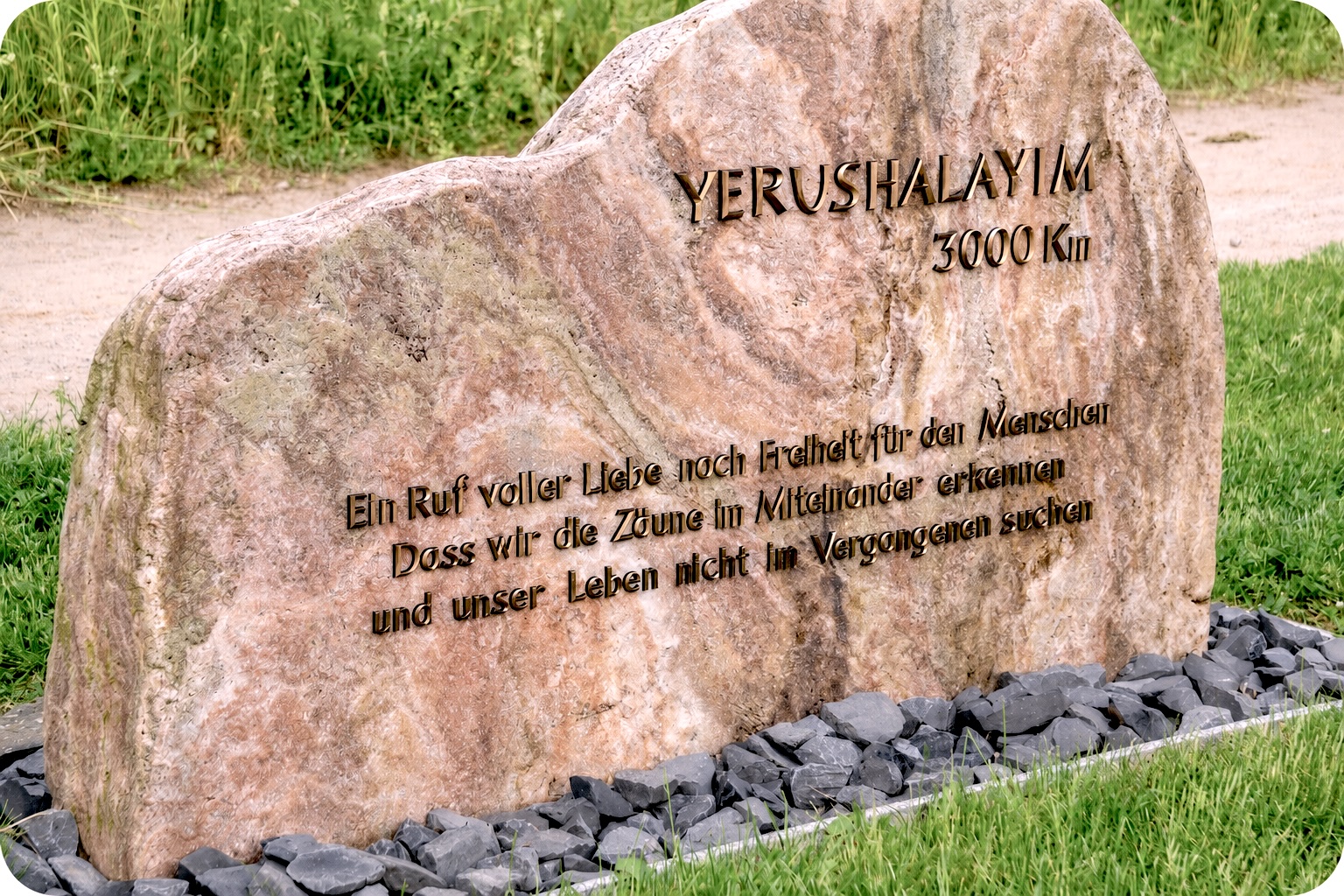 Der Stein der Begegnung mit der Inschrift YERUSHALAYIM