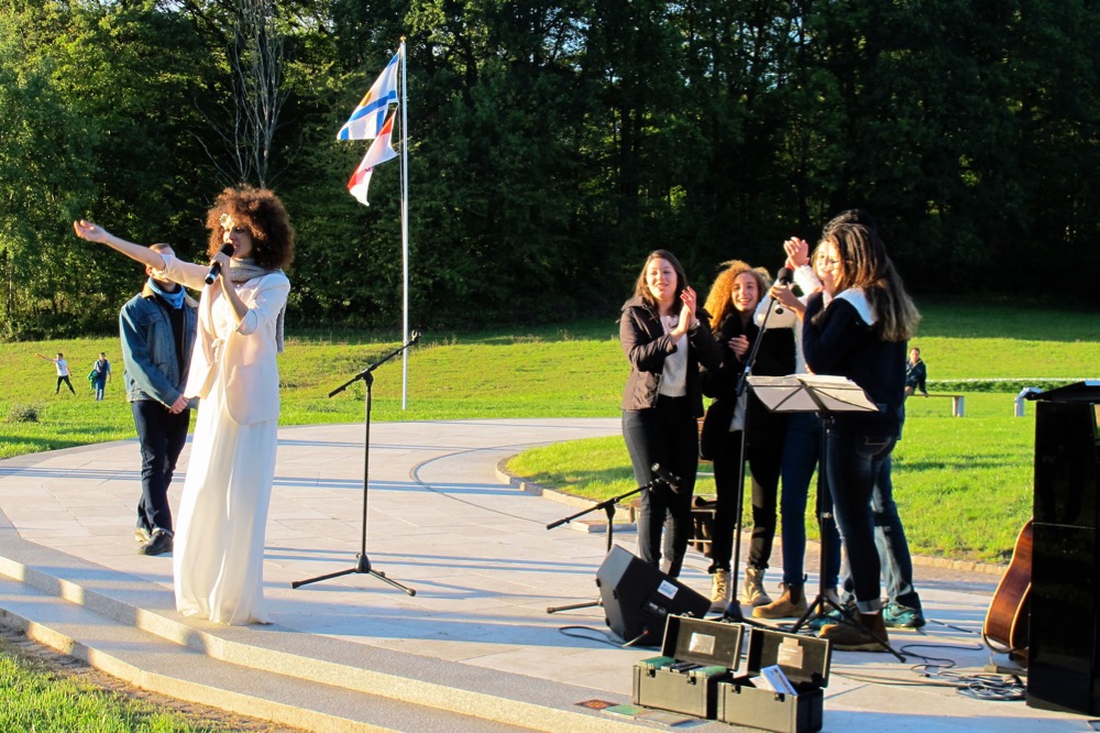 Dganit Daddo singt im Friedensmal Wendepunkt