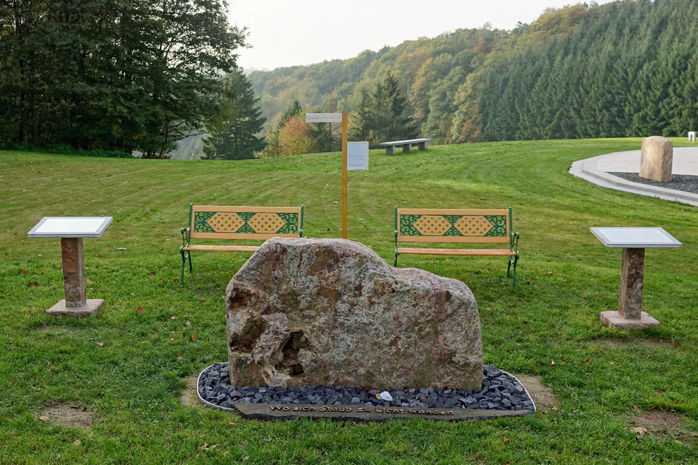 Die rohe Seite des Grenz-Steins, ein Mahnmal